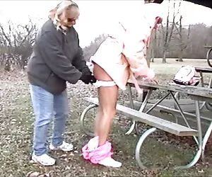 durante el masaje del pene, la Chica se sentó videos caseros eroticos debajo del sofá y chupó la polla.
