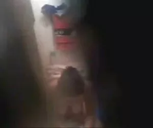 La chica besará a videos caseros sexual la chica y usará un cinturón grande para ello.