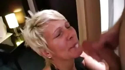 Mamá madura con gafas permitió que su hijo se besara videos pronos caseros