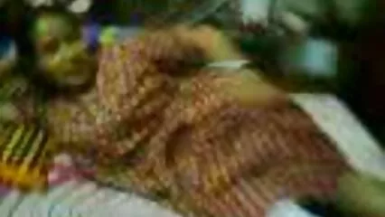 Hermosa rubia desnuda videos gratis caseros de maduras se acuesta en la cama y se lame