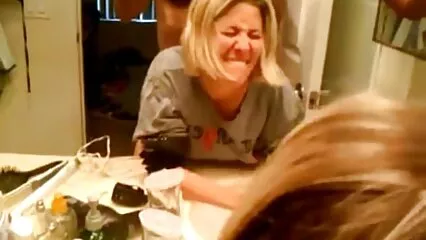 Camarera desnuda follando con videos x caseros de maduras un beso de un cliente.