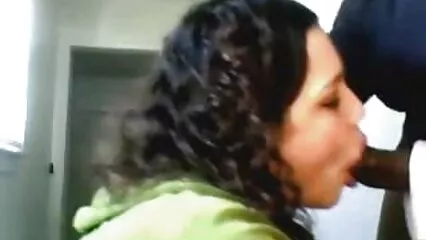 Chica sin tetas follada por el sexo casero amater culo con un profundo empujón del pene