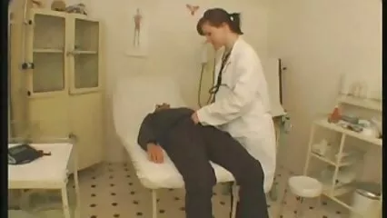 Karina acaricia sus pezones con sandía, luego se mete los dedos en videos caseros sexual el consolador del coño